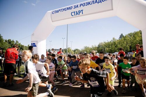 "Starting on Schedule" is a race that brought together hundreds of railway workers from different corners of Ukraine to support their colleagues.